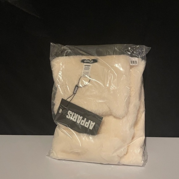 NWT Apparis Bambi Vegan Cozy White‎ Faux Fur Scarf - Picture 4 of 5